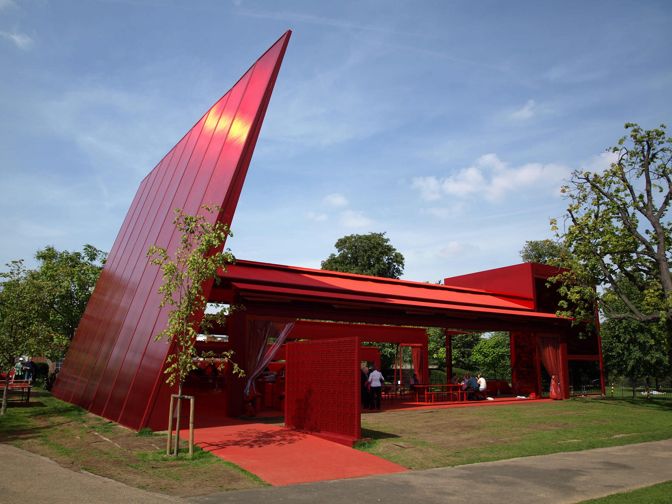 Pavillon rouge vif conçu par Jean Nouvel pour la Serpentine en 2010 dans les jardins de Kensington à Londres