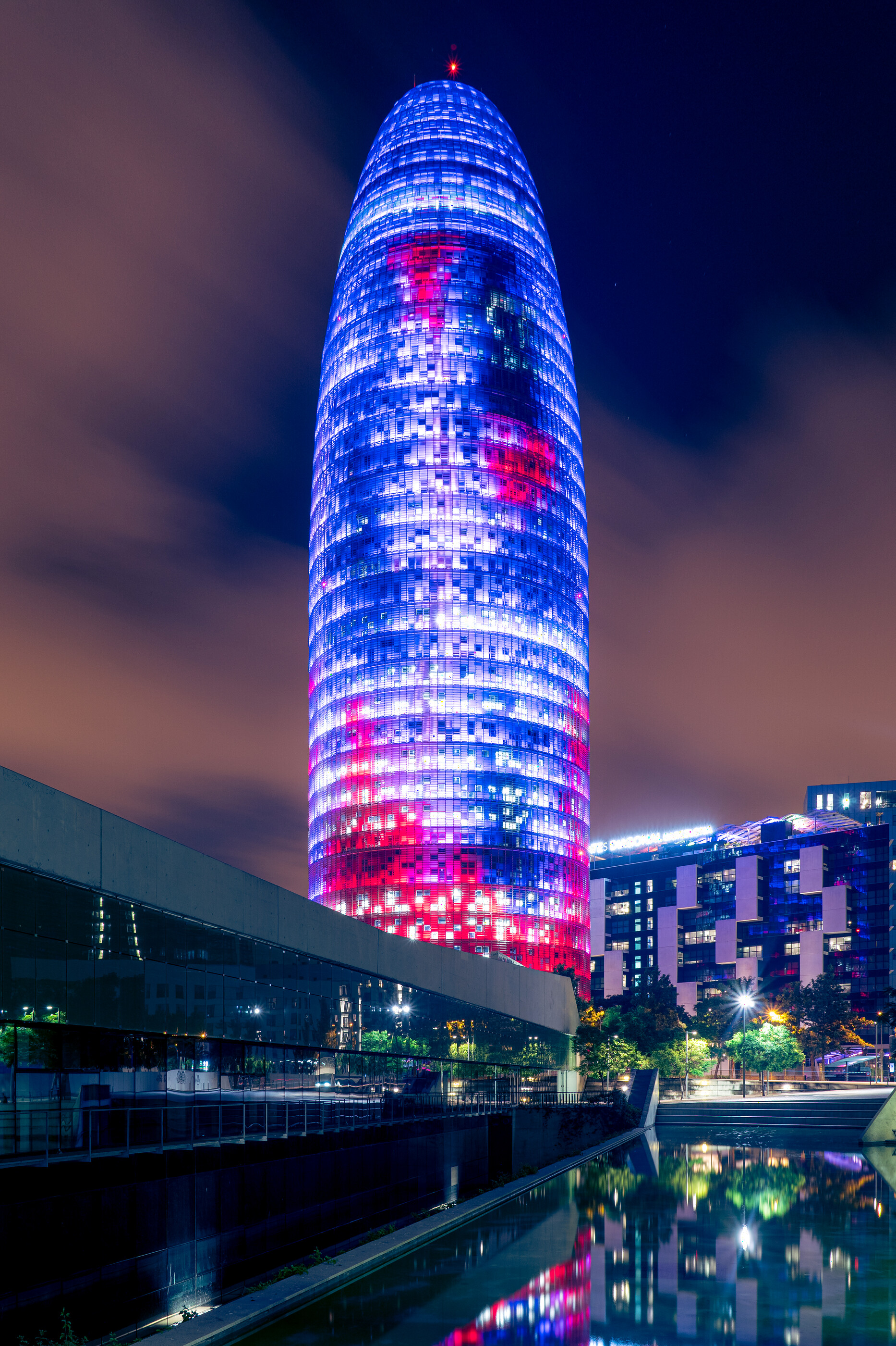 Torre Glòries illuminée de nuit dans le ciel de Barcelone