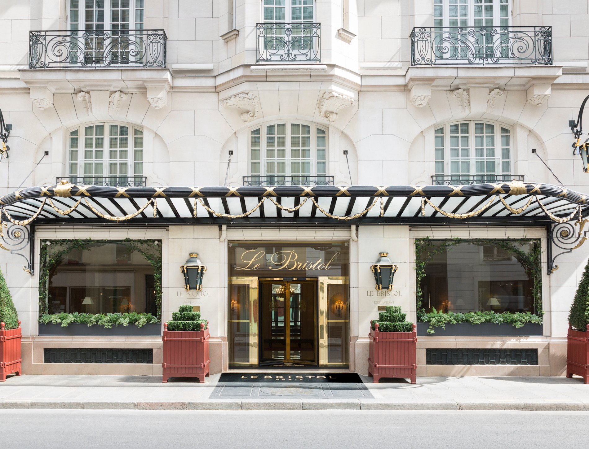 Façade élégante du Bristol Paris rue du Faubourg Saint-Honoré