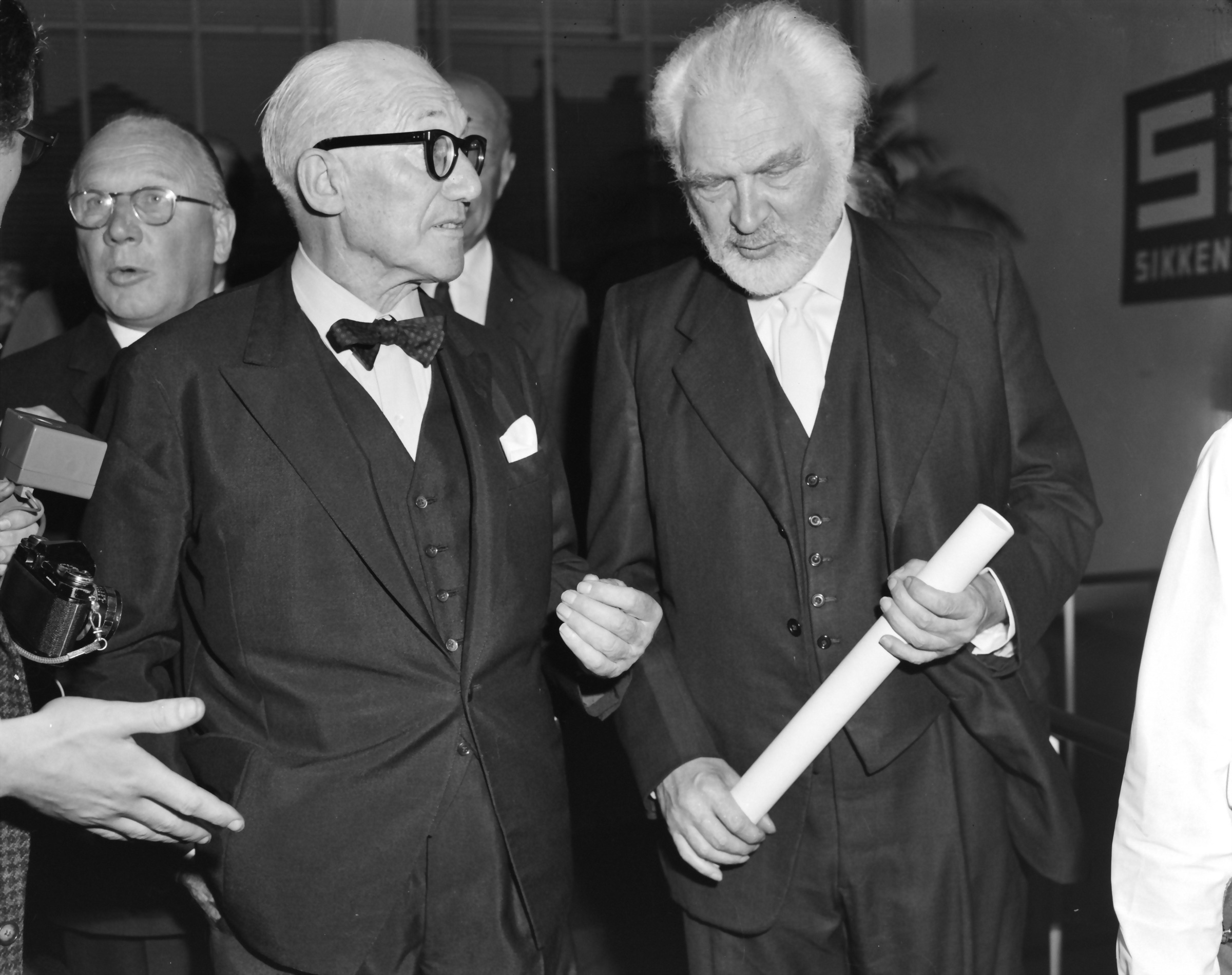 Le Corbusier with artist Livinus van de Bundt at the Sikkens Prize ceremony in Amsterdam in 1964