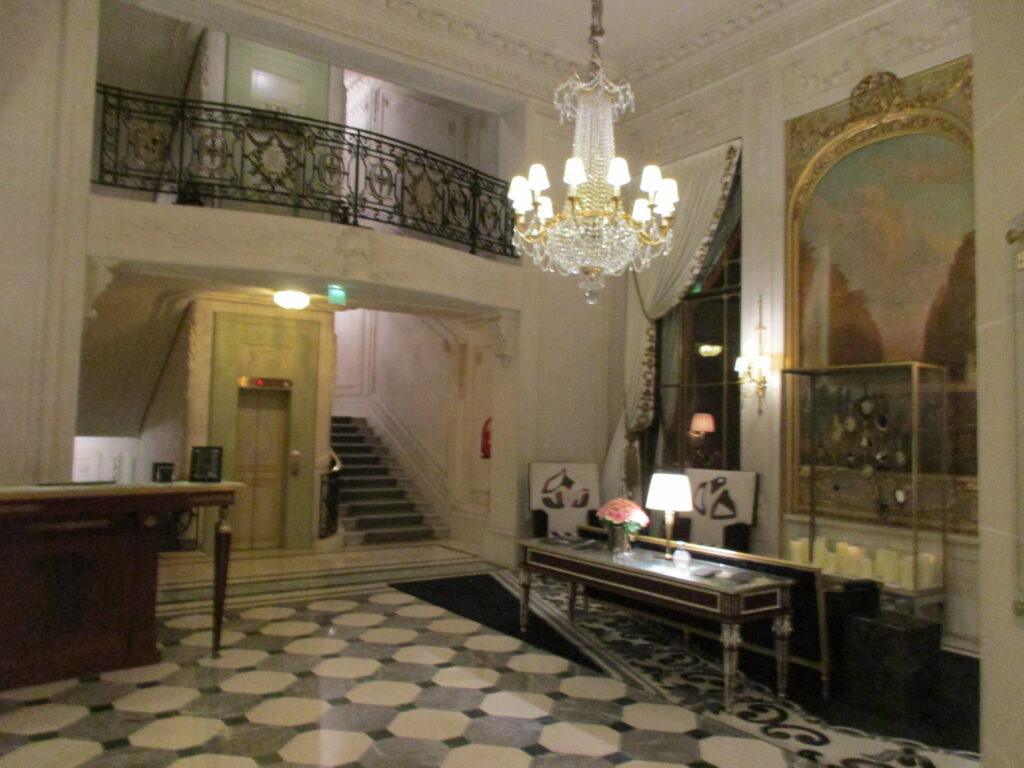 Salon élégant à l'intérieur du Meurice à Paris