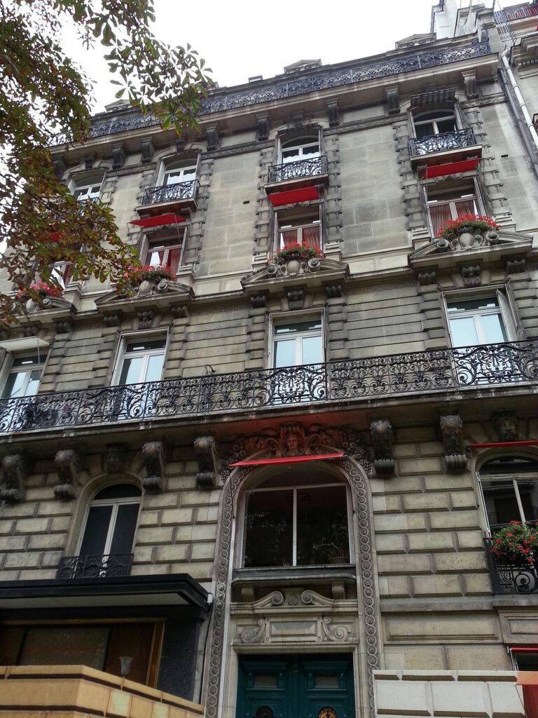 Entrance of Le Relais Plaza at Hôtel Plaza Athénée