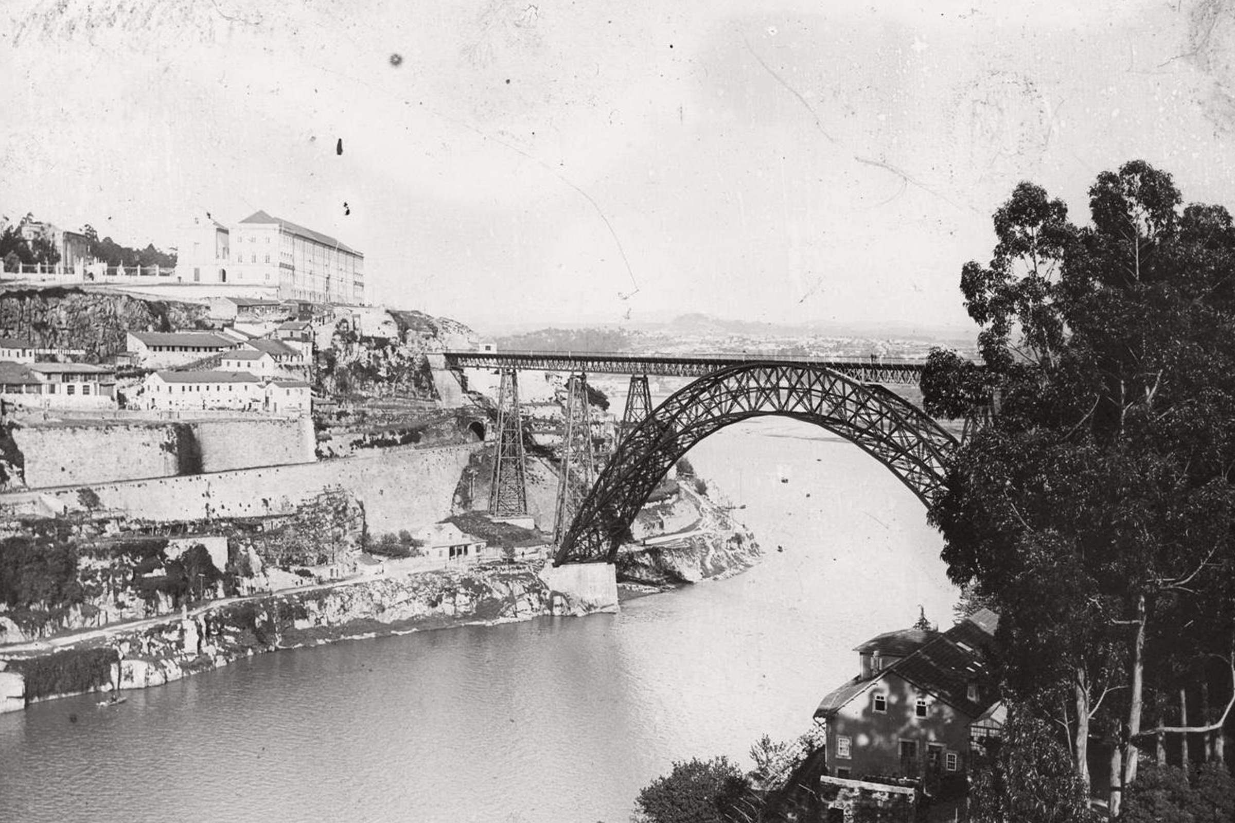 Le pont Maria Pia sur le Douro — édition éditoriale restaurée Vue historique du pont ferroviaire Maria Pia conçu par Théophile Seyrig au-dessus du Douro à Porto