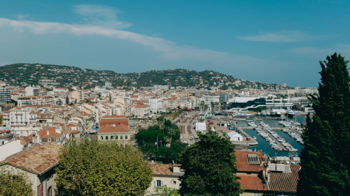 Nice, Cannes ou Monaco sur la Côte d'Azur Vue panoramique du port, de la ville et du littoral de Cannes