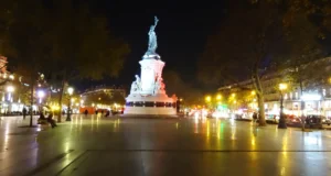 مدينة الحرية: أين تنتهي الحرية الفردية وتبدأ حقوق المدينة؟ ساحة الجمهورية في باريس ليلاً مع المارة والإنارة حول نصب الجمهورية