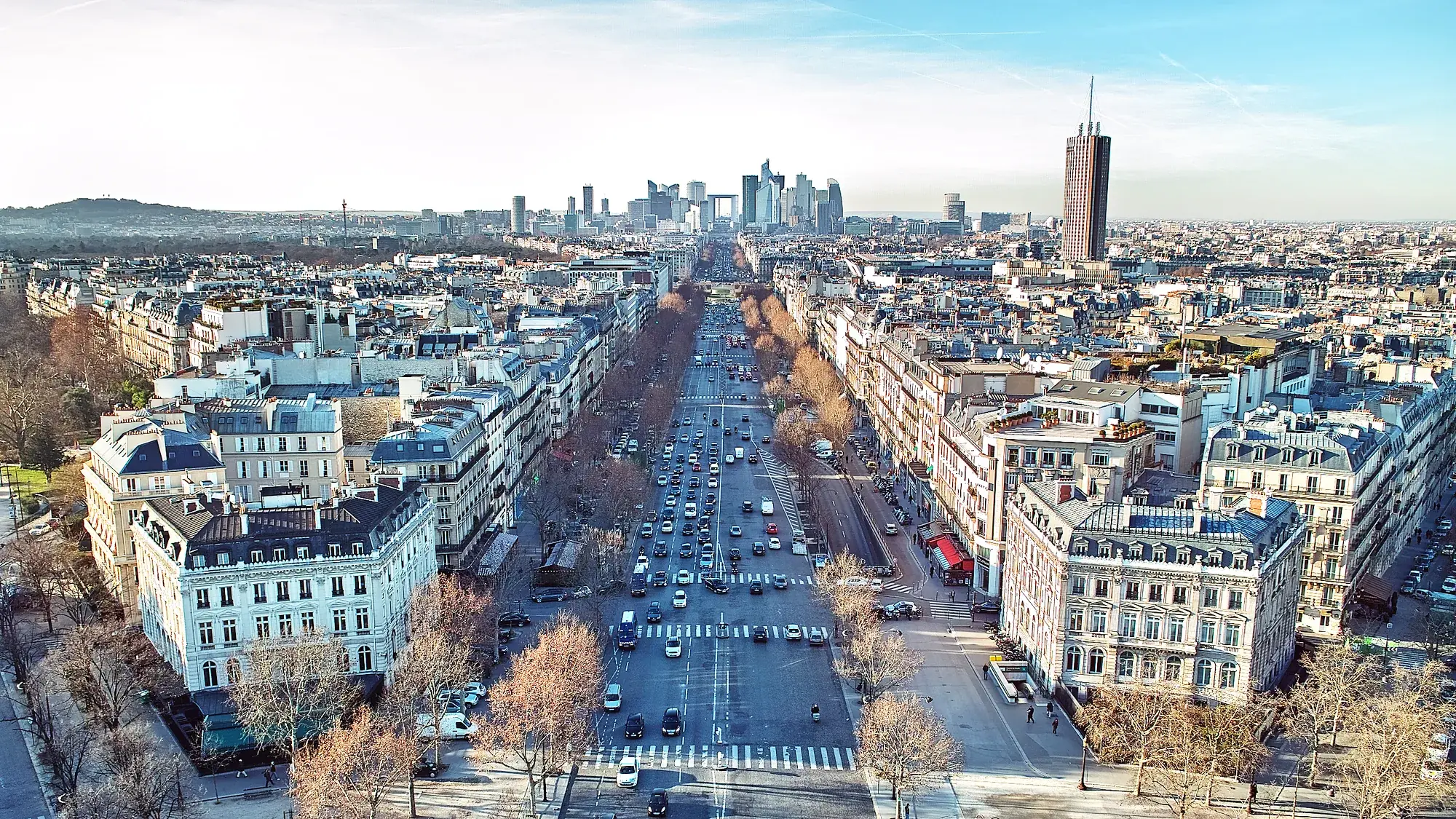 Vue de Paris et de l’axe historique vers les tours de La Défense depuis l’Arc de Triomphe