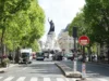 Ville de liberté : où s’arrête la liberté individuelle et où commencent les droits de la ville ? Boulevard parisien animé menant au Monument à la République, entre piétons, cyclistes et circulation