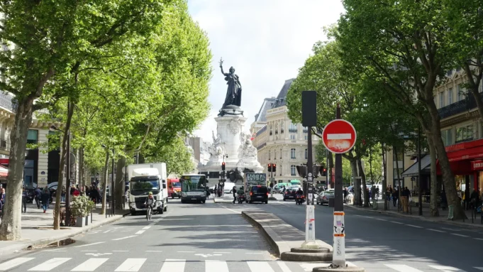 La place de la République et l’espace public parisien Boulevard parisien animé menant au Monument à la République, entre piétons, cyclistes et circulation