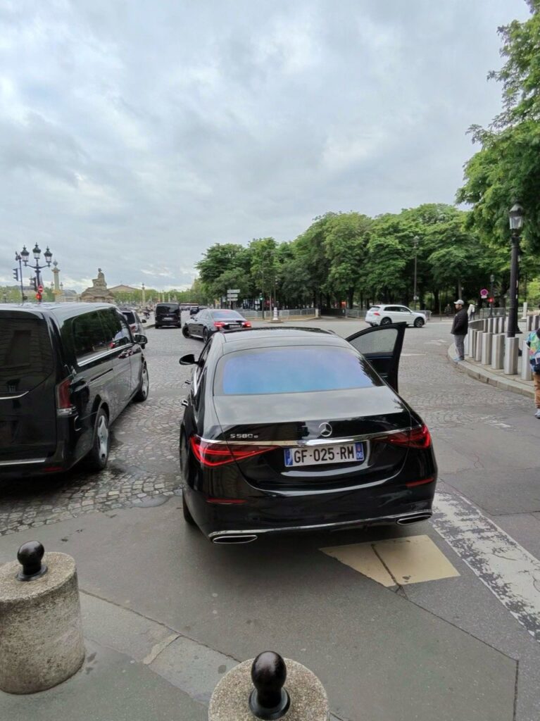 Coordinated arrival for an event in Paris