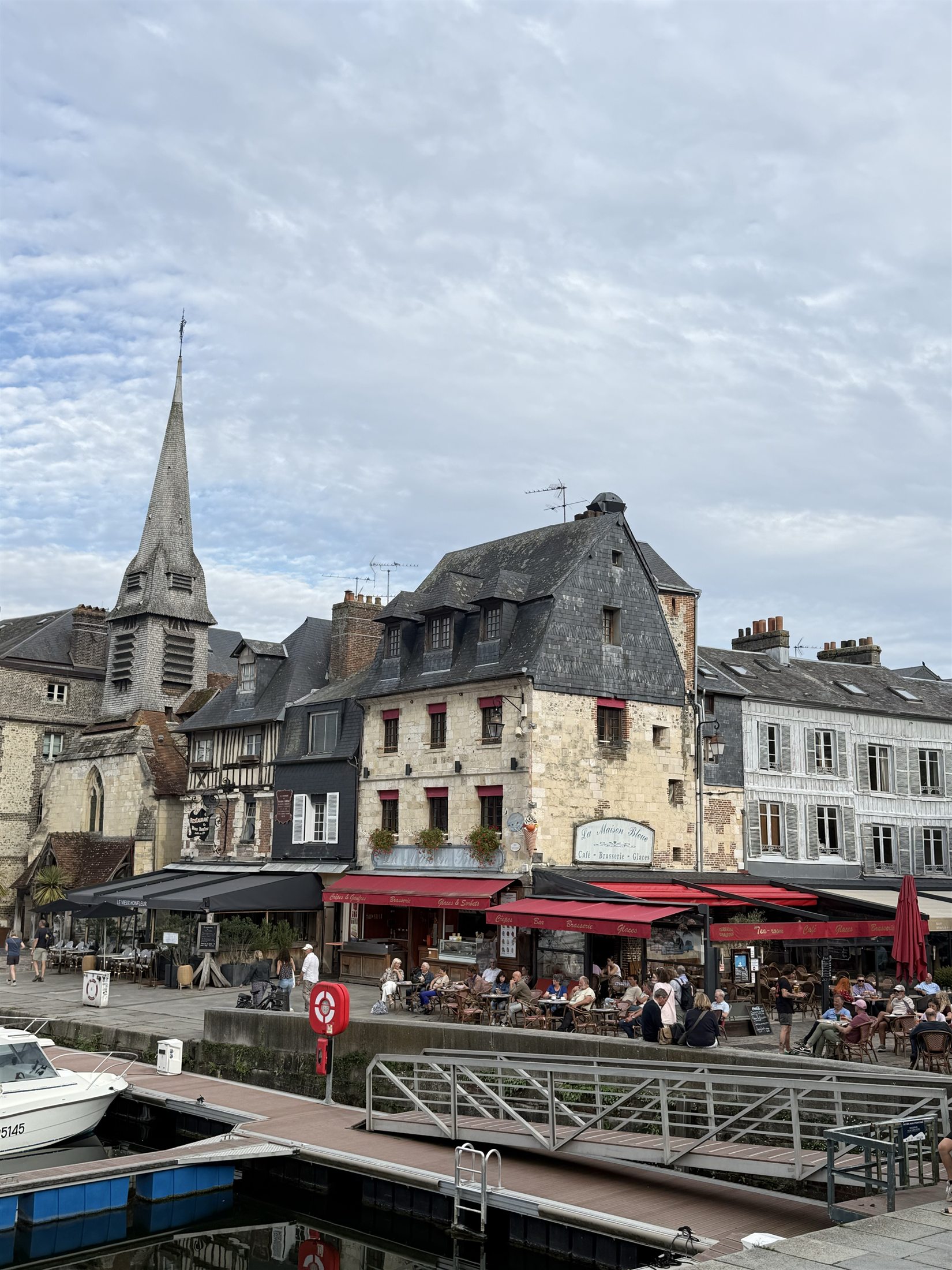 Le Vieux Bassin de Honfleur, ses bateaux et ses maisons historiques en Normandie