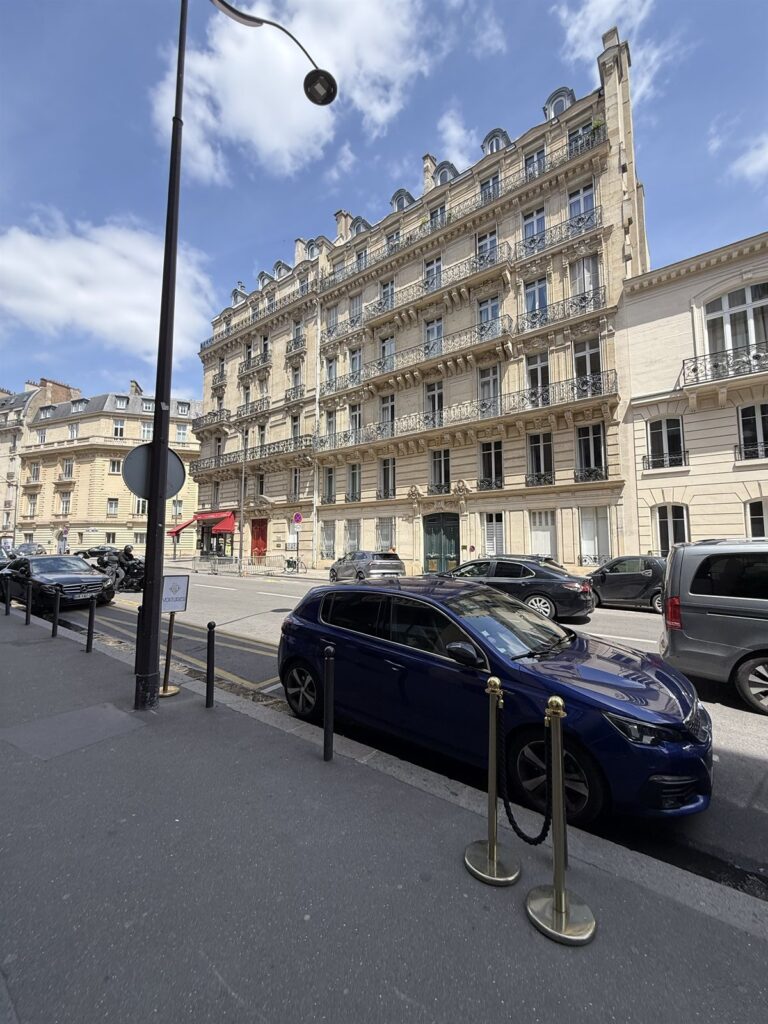 Hotel and chauffeur coordination in Paris