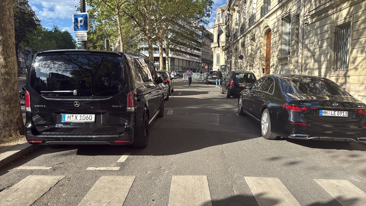 OUI STARS luxury chauffeur fleet in Paris