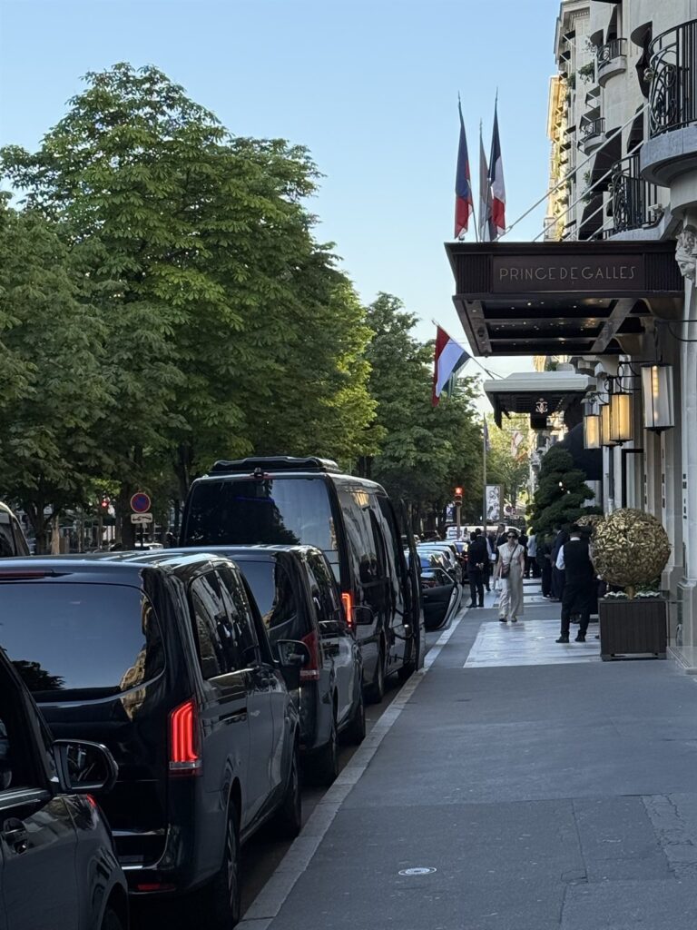 Chauffeur coordination at a Paris hotel