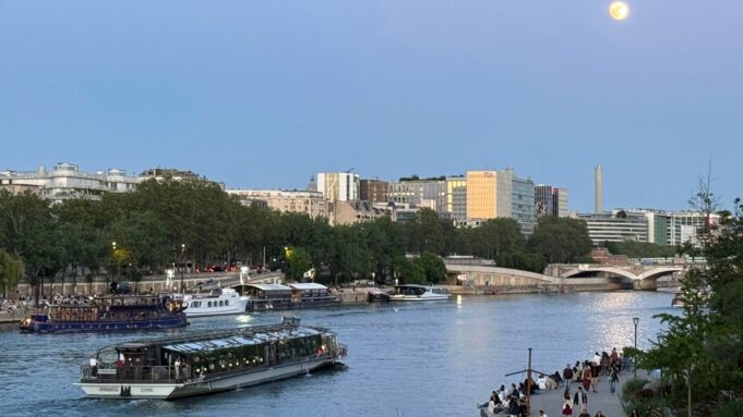 Evening on the Seine in Paris The Seine at dusk photographed by OUISTARS