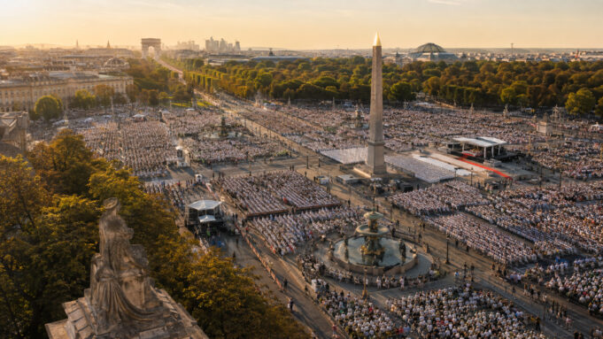 Visite du pape Léon XIV à Paris et messe à la Concorde Illustration éditoriale d’un immense rassemblement international place de la Concorde pour la visite du pape Léon XIV