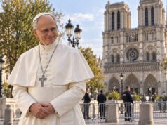 Pape Léon XIV à Paris : fermetures du métro et conseils de voyage les 25 et 26 septembre 2026 Photorealistic editorial composite of Pope Leo XIV near Notre-Dame in Paris