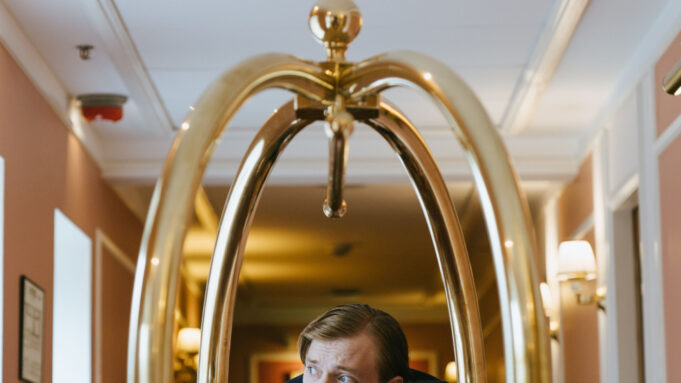 Hôtel, aéroport et chauffeur en un seul parcours Bagagiste d'hôtel poussant un chariot dans un couloir élégant