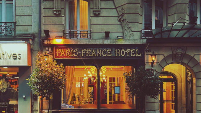 مدخل فندق Paris France عند المساء مدخل فندق باريس مضاء ليلاً ضمن دليل فنادق الأعمال