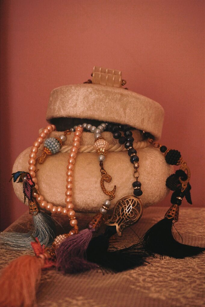 Bijoux précieux préparés pour un voyage Bijoux élégants rangés dans un écrin avant un voyage de luxe