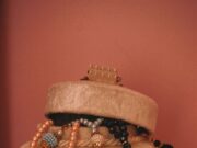 Jewellery Worth a Fortune, Forgotten in Minutes: The Mistake That Can Turn a Luxury Trip Into a Major Loss Elegant jewellery arranged in a lined case before a luxury journey