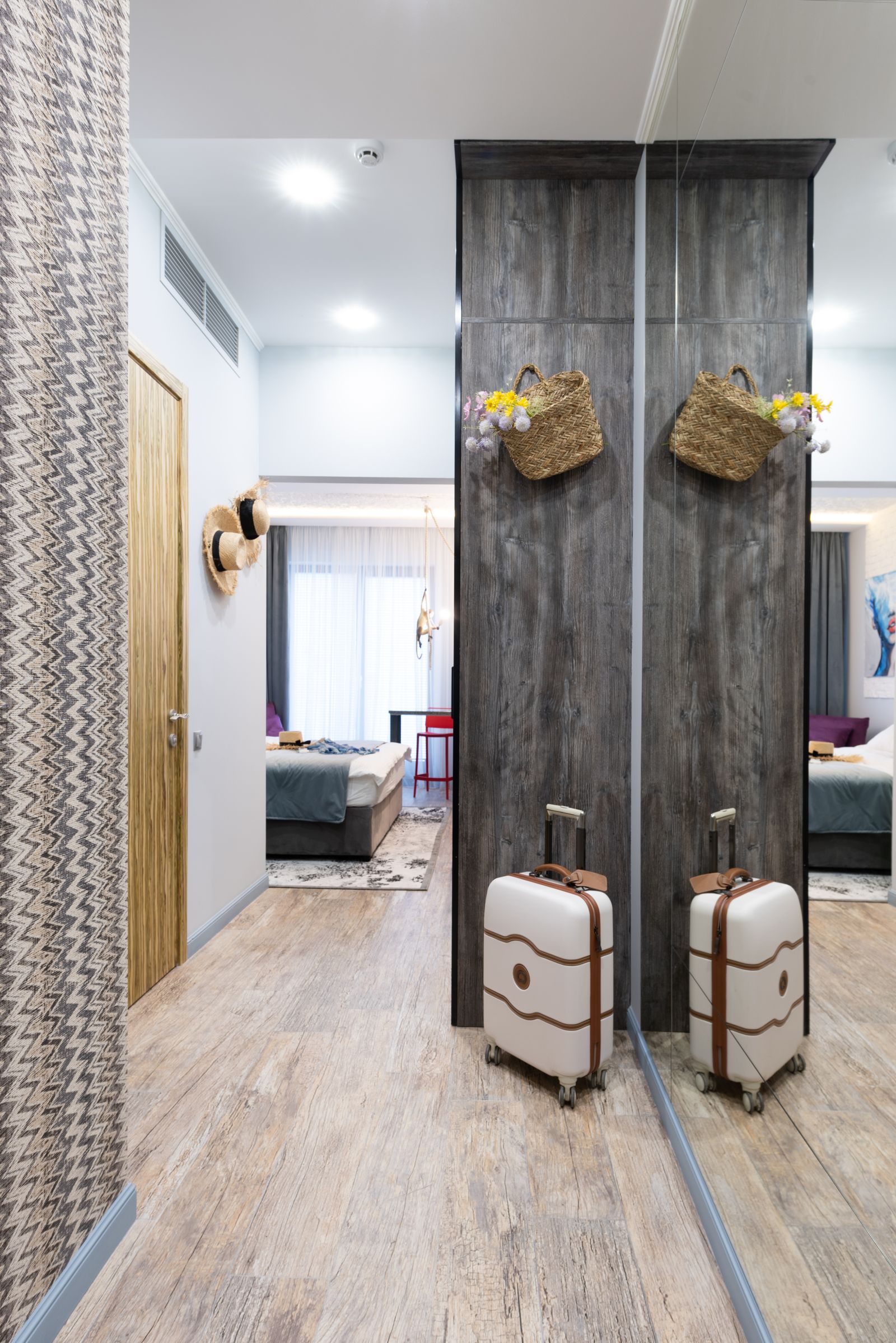Bagage de voyage dans une élégante suite d’hôtel avant le départ