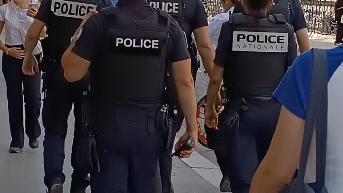 Police nationale en patrouille à Paris Policiers de la Police nationale en patrouille à pied à Paris
