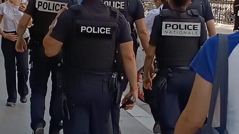 Policiers de la Police nationale en patrouille à pied à Paris