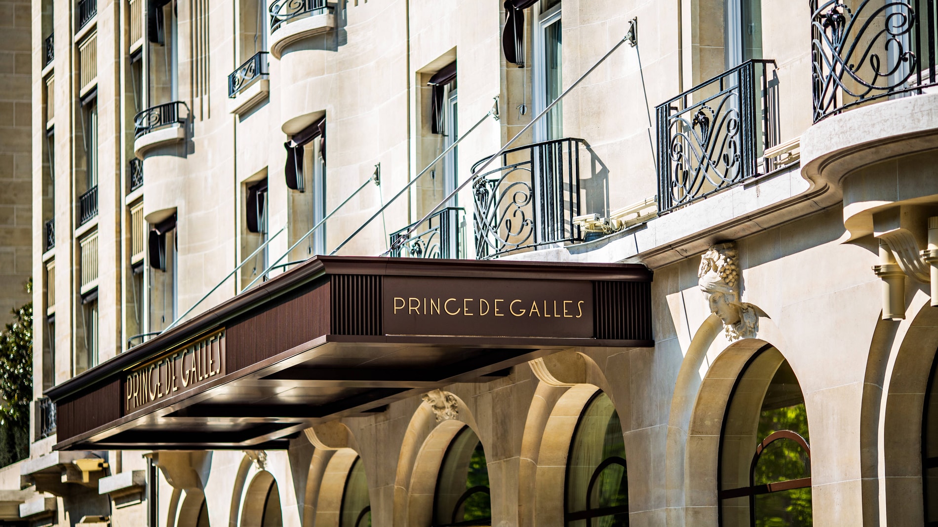 Façade complète du Prince de Galles Paris vue clairement depuis l’avenue George-V