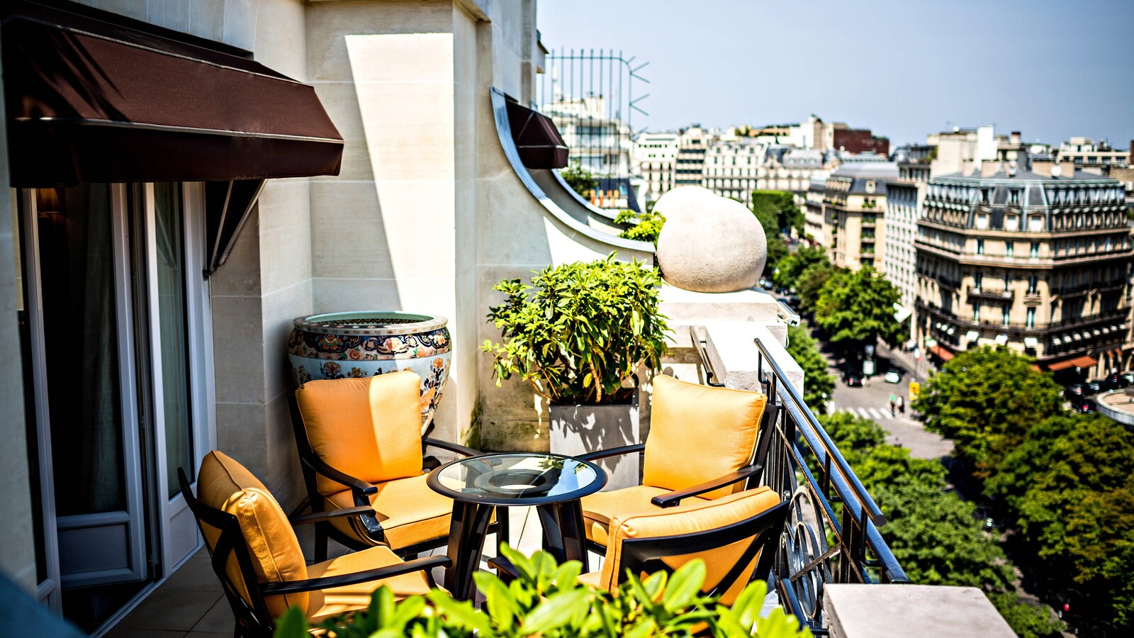 The furnished terrace of Suite Saphir overlooking Avenue George V
