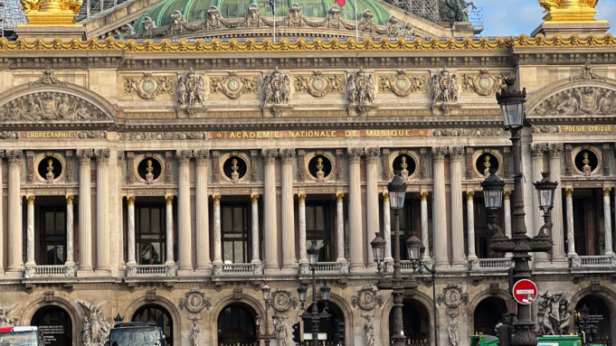 Où séjourner à Paris parmi quatre quartiers Façade du Palais Garnier dans le quartier Opéra à Paris