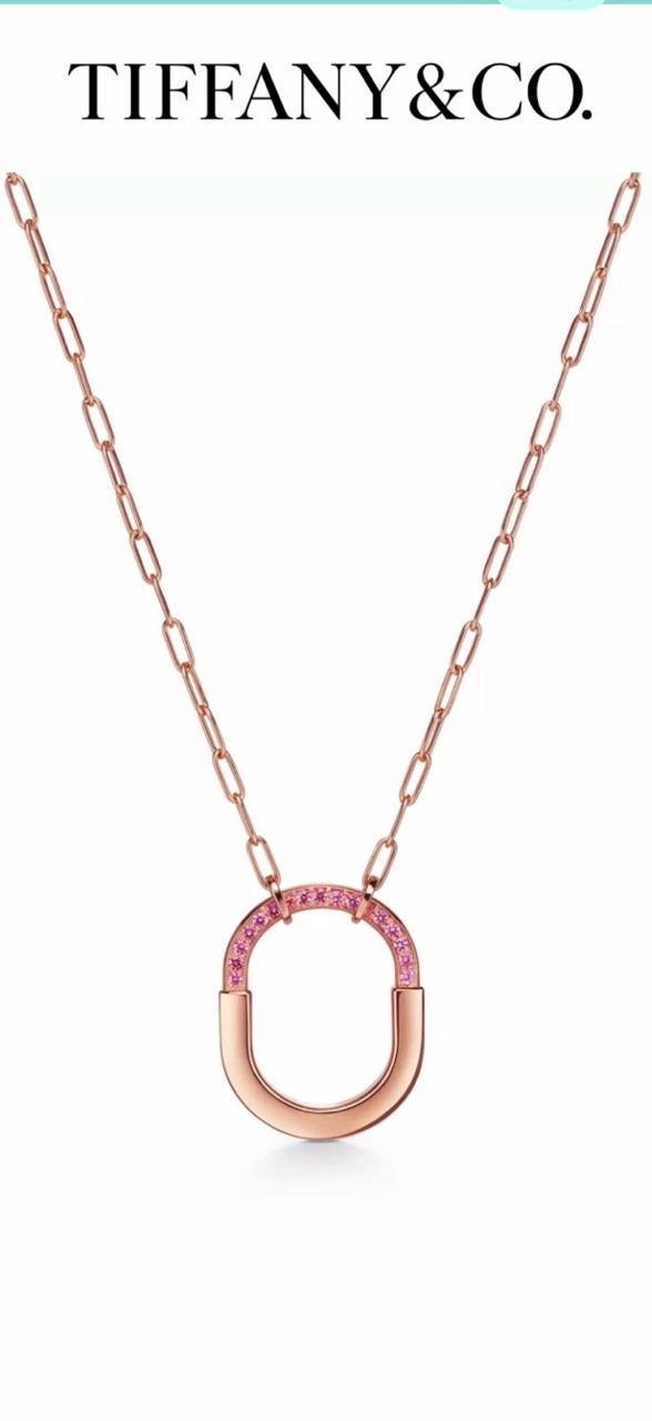 Photo de référence du pendentif Tiffany Lock en or rose et saphirs roses signalé disparu