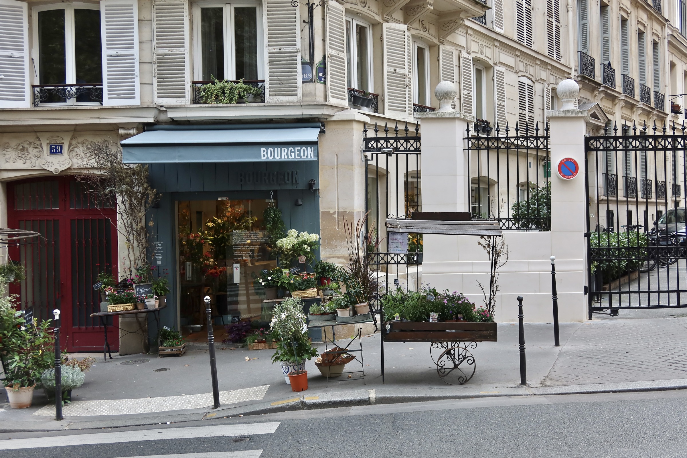 Devanture fleurie à côté de l’entrée de la cité Malesherbes au 59 rue des Martyrs à Paris