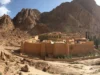 حيث يحمل الجبل ذاكرة موسى… مشروع التجلي الأعظم يعيد تقديم سانت كاترين إلى العالم صورة بانورامية حقيقية لدير سانت كاترين تحيط به جبال سيناء