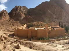 حيث يحمل الجبل ذاكرة موسى… مشروع التجلي الأعظم يعيد تقديم سانت كاترين إلى العالم صورة بانورامية حقيقية لدير سانت كاترين تحيط به جبال سيناء