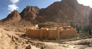 حيث يحمل الجبل ذاكرة موسى… مشروع التجلي الأعظم يعيد تقديم سانت كاترين إلى العالم صورة بانورامية حقيقية لدير سانت كاترين تحيط به جبال سيناء