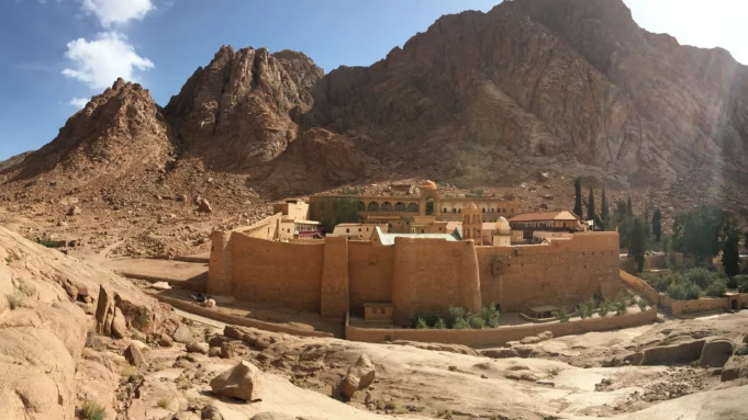 دير سانت كاترين بين جبال سيناء صورة بانورامية حقيقية لدير سانت كاترين تحيط به جبال سيناء