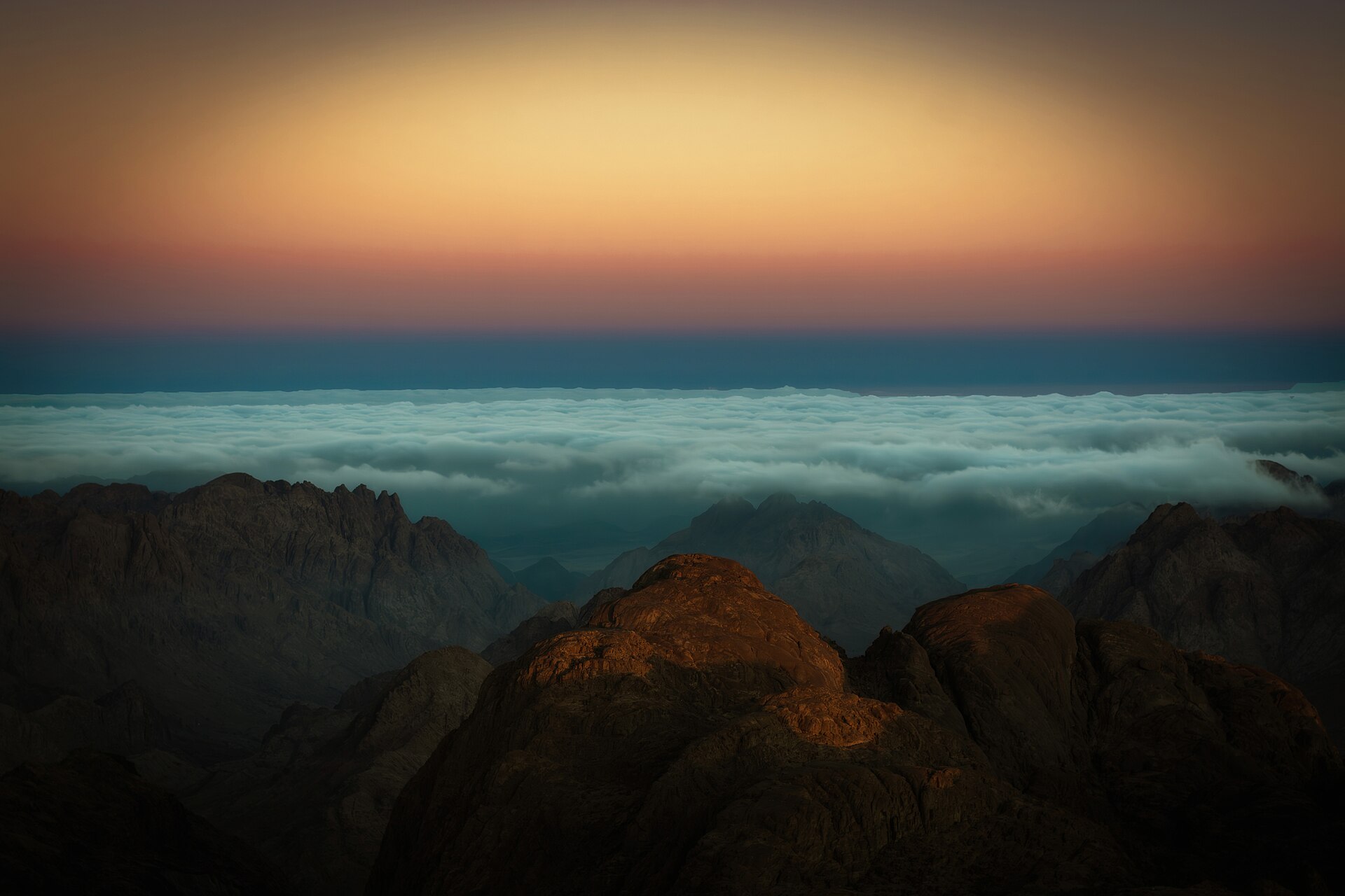 Lever de soleil au-dessus des nuages dans les montagnes de Sainte-Catherine