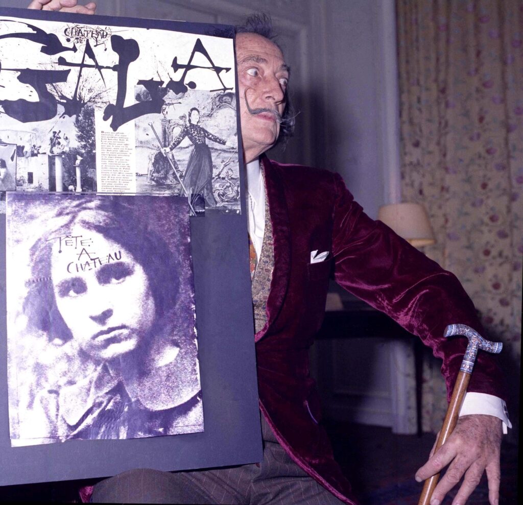 سلفادور دالي داخل فندق لو موريس في باريس عام 1972