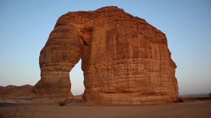 العلا: التراث والسياحة في اقتصاد ما بعد النفط مشهد العلا في السعودية يرمز إلى السياحة والثقافة والاستثمار في رؤية 2030