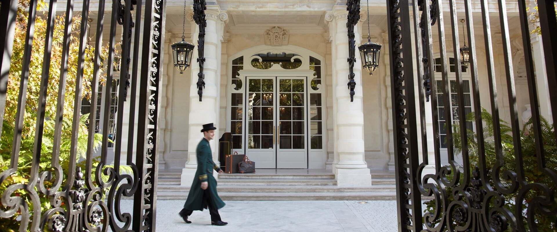 Clear exterior view of Shangri-La Paris, the former palace of Prince Roland Bonaparte