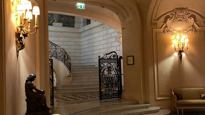 ردهة وسلالم فندق Shangri-La Paris أحد فنادق Palace الرسمية