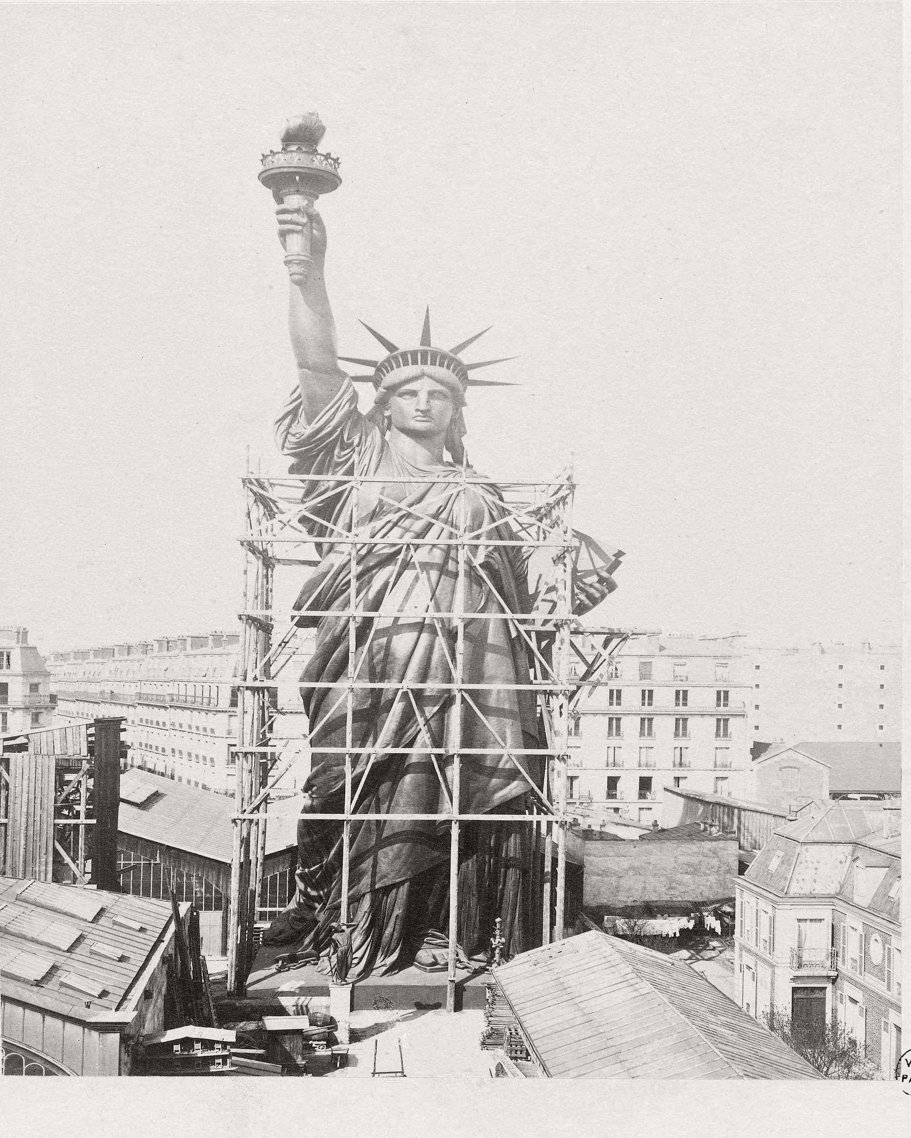 La Statue de la Liberté assemblée à Paris, 1884 — édition éditoriale restaurée La Statue de la Liberté assemblée au milieu des échafaudages de l’atelier Gayet-Gauthier, rue de Chazelles à Paris, en 1884.