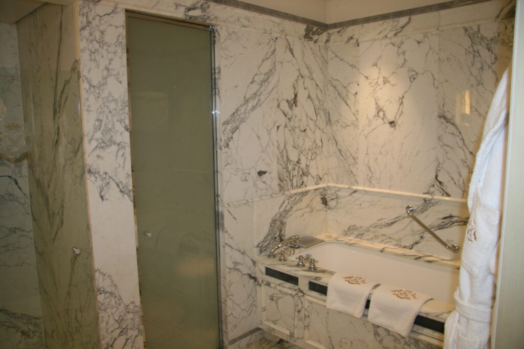 Suite élégante au palace Le Meurice à Paris
