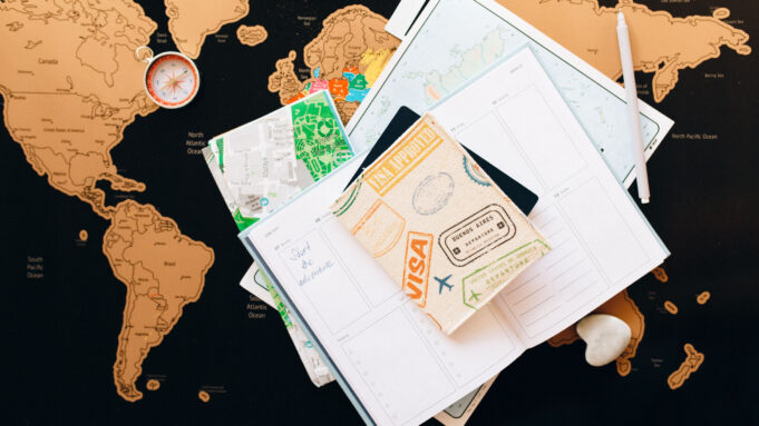 Concevoir un voyage sur mesure en France Carte, carnet et accessoires pour préparer un voyage personnalisé en France