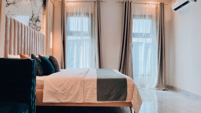 Où séjourner à Paris pour les voyageurs du Golfe Chambre d'hôtel élégante et spacieuse adaptée à un séjour parisien