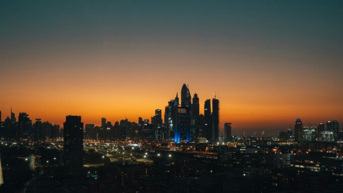 أفق دبي مارينا عند الغروب وأضواء المدينة — دبي والإمارات: من جاذبية السياحة إلى العقار والإقامة ومركز الأعمال