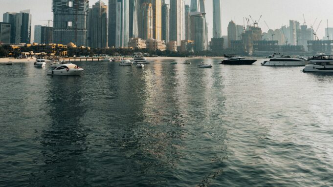 Dubaï et les Émirats : du voyage à l’immobilier, à la résidence et à l’entreprise — magazine photography Yachts et architecture contemporaine dans la marina de Dubaï — Dubaï et les Émirats : du voyage à l’immobilier, à la résidence et à l’entreprise