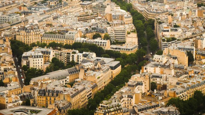 France : quand le voyage devient projet immobilier, entreprise et vie à long terme — magazine photography Vue aérienne de Paris, ses toits et ses monuments à l’heure dorée — France : quand le voyage devient projet immobilier, entreprise et vie à long terme