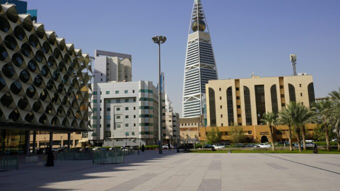 Architecture contemporaine et quartier d’affaires de Riyad — Arabie saoudite : nouvelle porte immobilière, résidence premium et limites de la réforme