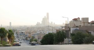 Saudi Arabia: The New Property Gateway, Premium Residency and the Limits of Reform Riyadh skyline, contemporary towers and palm trees — Saudi Arabia: The New Property Gateway, Premium Residency and the Limits of Reform